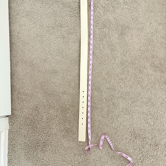NWT Jessica Simpson Elegant Cream Belt with Gold Buckle - Picture 2 of 3